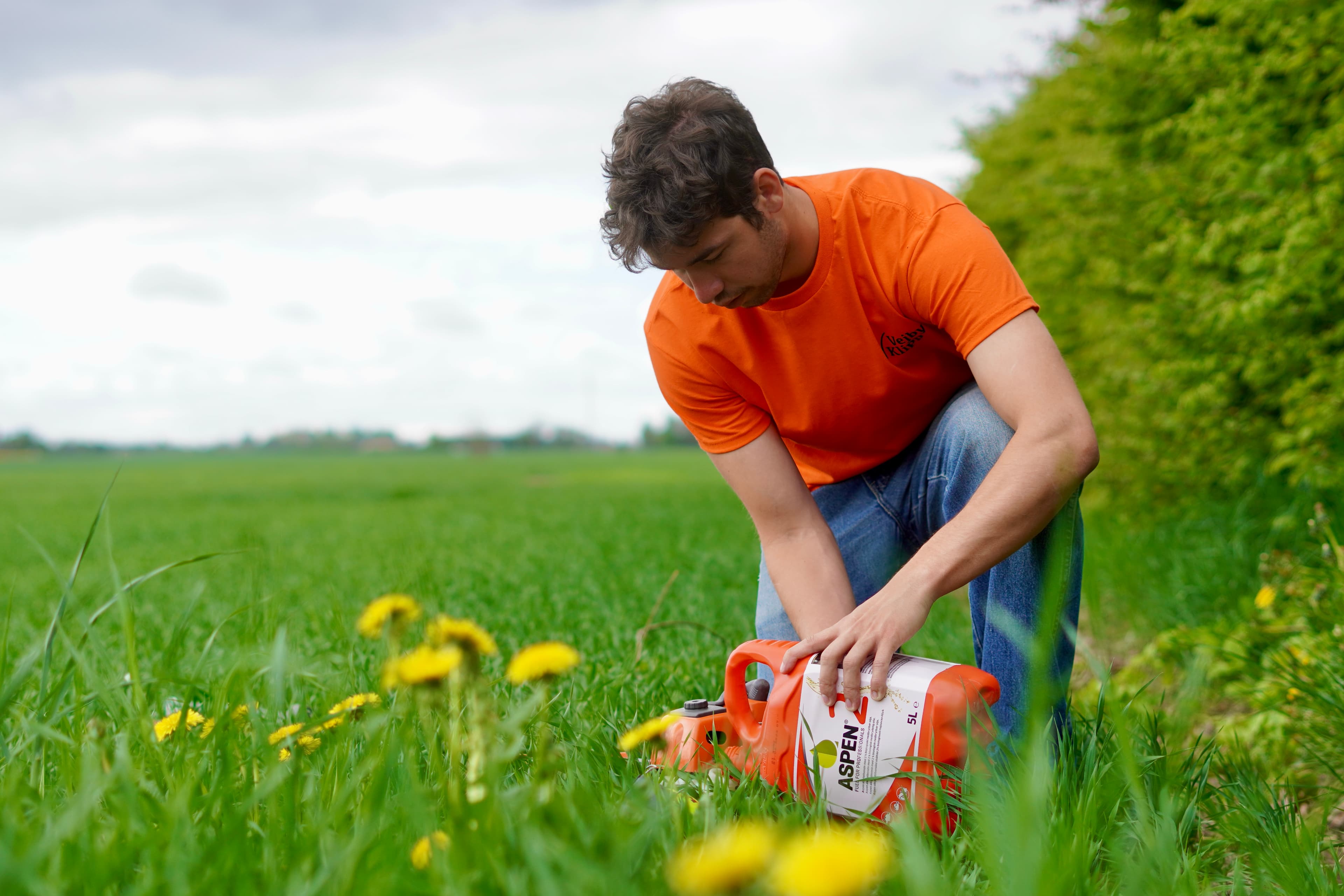 En man som fyller på bränsle i en häcksax